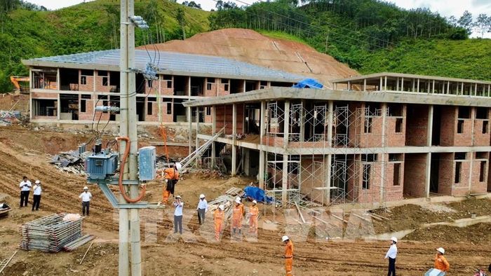 Nghiệm thu đóng điện kỹ thuật tại điểm Trường Phổ thông nội trú liên cấp Tiểu học - THCS khu vực xã Tây Giang và xã A Vương. Ảnh: TTXVN phát 
