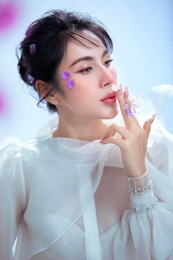 Có lẽ, hạnh phúc ở tuổi 41 của Thủy Tiên đơn giản là cảm giác được sống nhẹ lòng.