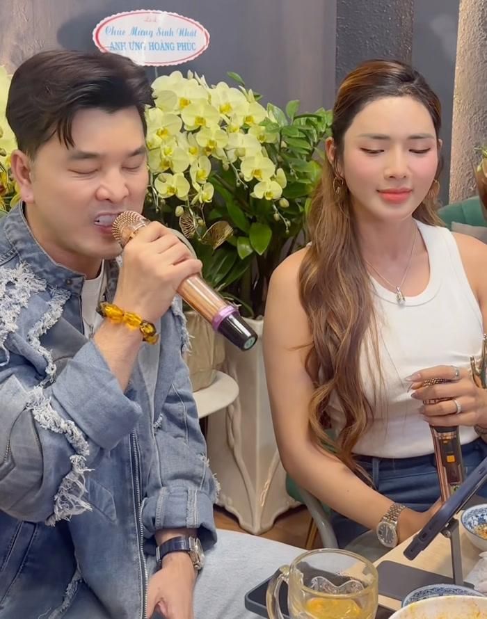 Nhiều người cho rằng có thể do thợ chỉnh ảnh quá đà, nam ca sĩ vẫn xuất hiện với diện mạo quen thuộc trên trang cá nhân.