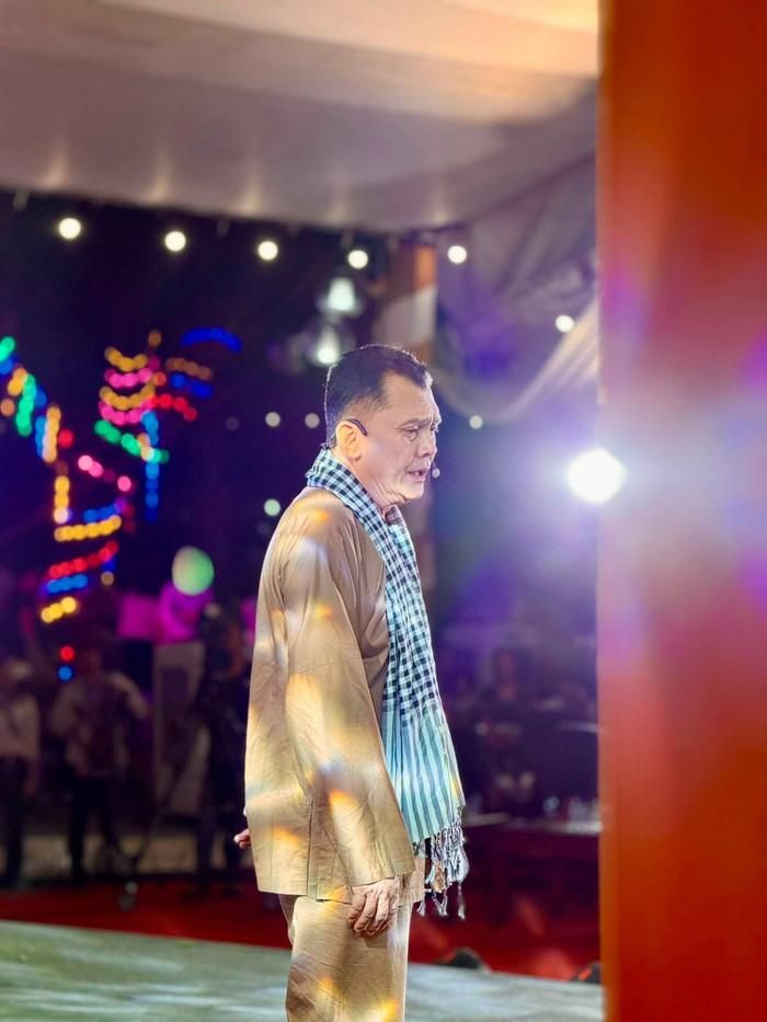 Hình ảnh của NSƯT Hữu Châu trong chương trình nghệ thuật tri ân khán giả của NSND Kim Cương tại Hoa Viên Bình Dương. (Ảnh: FBNV)