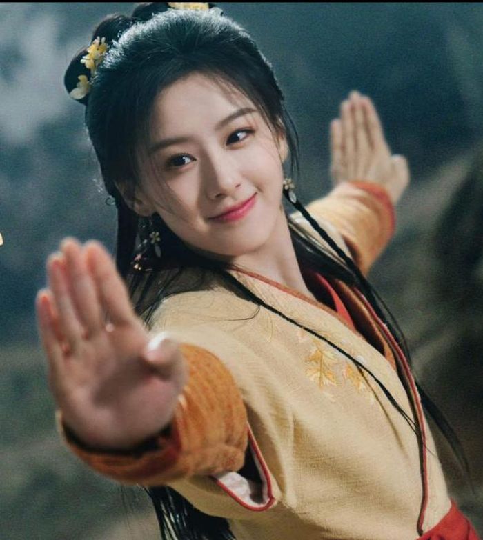 Hoàng Dung là cái tên gần như không thể thiếu trong mọi danh sách mỹ nhân của Anh Hùng Xạ Điêu. Là con gái của Hoàng Dược Sư, nàng sở hữu dung mạo xinh đẹp cùng trí thông minh hơn người. Không giống kiểu mỹ nhân chỉ dựa vào nhan sắc, Hoàng Dung có khả năng quan sát và ứng biến cực nhanh. Nàng thường dùng mưu trí để hóa giải những tình huống nguy hiểm, đồng thời nhiều lần giúp Quách Tĩnh vượt qua thử thách. Sự tinh nghịch, đáng yêu nhưng cũng sắc sảo khiến Hoàng Dung trở thành một trong những nữ nhân vật được yêu thích nhất thế giới Kim Dung.