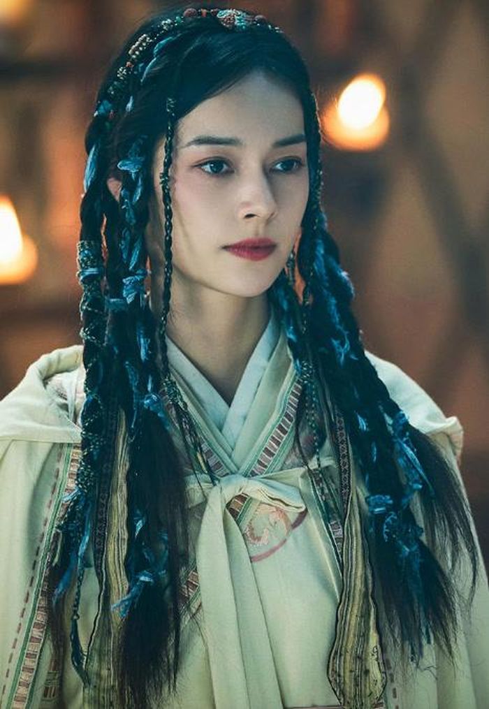 Hoa Tranh mang vẻ đẹp khác biệt so với Hoàng Dung hay Mai Siêu Phong. Là công chúa Mông Cổ, nàng có tính cách thẳng thắn, mạnh mẽ nhưng vẫn giữ nét dịu dàng của một cô gái dành tình cảm cho Quách Tĩnh. Hoa Tranh từng được định sẵn trở thành người đồng hành với Quách Tĩnh, nhưng tình cảm của chàng dành cho Hoàng Dung khiến mối duyên này không có kết thúc như mong muốn. Dù chuyện tình dang dở, Hoa Tranh vẫn là một trong những mỹ nhân đáng nhớ của tác phẩm nhờ vẻ đẹp trong sáng và số phận nhiều tiếc nuối.