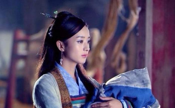 Mục Niệm Từ là một trong những mỹ nhân có số phận buồn nhất Anh Hùng Xạ Điêu. Nàng lớn lên bên nghĩa phụ Dương Thiết Tâm, sở hữu võ công và tài nghệ không hề tầm thường. Mục Niệm Từ từng có mối tình nhiều ngang trái với Dương Khang. Dù biết người mình yêu có nhiều sai lầm, nàng vẫn dành cho Dương Khang tình cảm sâu sắc. Vẻ đẹp của Mục Niệm Từ không mang nét tinh nghịch như Hoàng Dung mà thiên về sự dịu dàng, nữ tính. Cuộc đời nhiều biến cố càng khiến nhân vật trở thành một trong những bóng hồng để lại nhiều tiếc nuối.