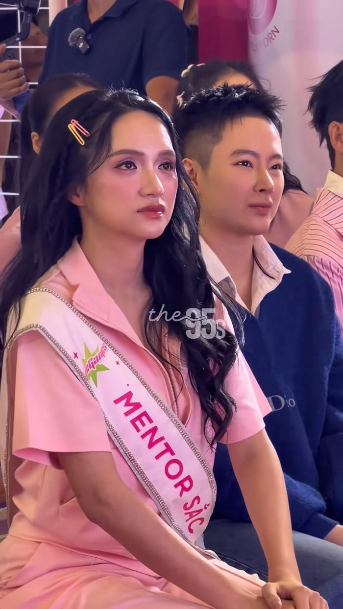 Khung hình chung của Hương Giang và Angela Phương Trinh đang "gây sốt" mạng xã hội. Ảnh chụp màn hình TikTok The 95s.