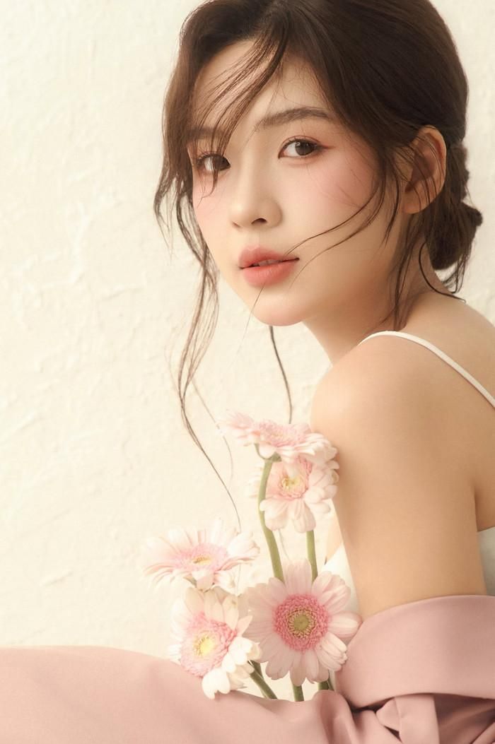 Lưu Ly gây sốt màn ảnh nhỏ với vẻ ngoài trong trẻo, dịu dàng. (Ảnh: FBNV)