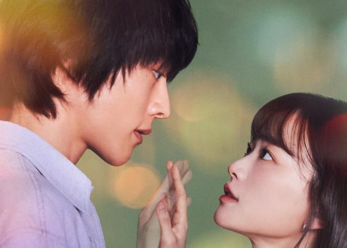 “The Atypical Family” xoay quanh gia đình Bok, những người được thừa hưởng các năng lực siêu nhiên nhưng đang dần đánh mất sức mạnh. Bok Gwi Ju có thể trở về những khoảnh khắc hạnh phúc trong quá khứ, Bok Dong Hee có khả năng bay, còn mẹ họ có thể nhìn thấy tương lai qua giấc mơ. Khi gia đình phải đối mặt với những vấn đề đời thường như nghiện rượu, tăng cân và áp lực hòa nhập, năng lực của họ cũng suy yếu. Mọi chuyện thay đổi khi Do Da Hae xuất hiện và trở thành một phần không thể ngờ của gia đình. Phim khai thác tình yêu, gia đình và sự cô đơn.