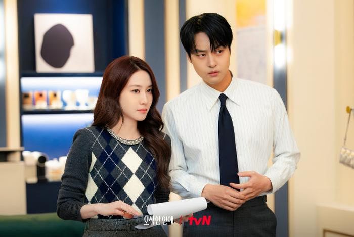 Cheon Yeo Ri do Park Eun-bin thủ vai là người thừa kế một khách sạn và đã có khả năng nhìn thấy ma từ khi còn nhỏ. Năng lực đặc biệt này khiến cô luôn thận trọng và không dám dễ dàng thân thiết với người khác. Ma Kang Wook do Yang Se-jong thủ vai là một công tố viên sắc sảo. Cuộc sống của anh bất ngờ thay đổi sau khi gặp Yeo Ri. Khi cả hai phát hiện năng lực siêu nhiên của Yeo Ri có thể giúp giải quyết những vụ án bí ẩn, họ trở thành một cặp đôi bất đắc dĩ. Những câu chuyện về ma quỷ, các cuộc điều tra án mạng và một chuyện tình bất ngờ cùng đan xen. 