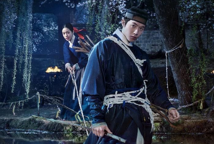 Gu Cheon do Nam Joo-hyuk thủ vai là một người săn diệt linh hồn, có khả năng di chuyển giữa thế giới con người và cõi ma quỷ. Trong khi đó, Saeng Gang do Roh Yoon Seo đảm nhận là một cung nữ có thể nghe thấy tiếng nói của người chết từ khi còn nhỏ. Khi nhà vua triệu tập cả hai để điều tra một lời nguyền bí ẩn đang ám ảnh Đông Cung, cặp đôi bất đắc dĩ bị cuốn vào thế giới nguy hiểm của những linh hồn không thể siêu thoát, bí mật hoàng gia và lời nguyền đe dọa đến cả hoàng tộc. 