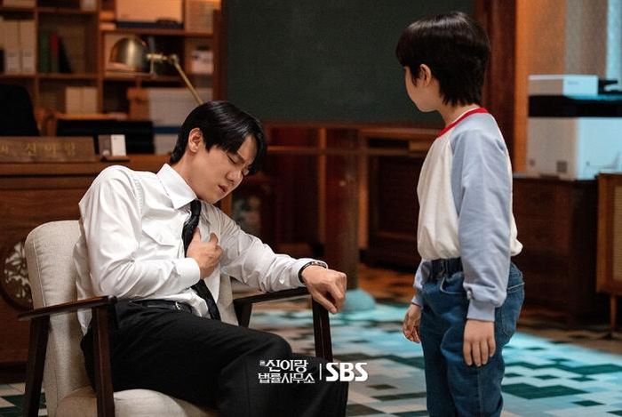 Shin I Rang do Yoo Yeon-seok thủ vai là một luật sư giàu nhiệt huyết và có trái tim nhân hậu. Tuy nhiên, sự nghiệp của anh liên tục gặp trắc trở, thậm chí không thể tìm được một công ty luật để nhận mình vào phỏng vấn. Mọi chuyện thay đổi khi anh thuê một văn phòng từng là cửa hàng của một pháp sư và bắt đầu thu hút những khách hàng đặc biệt: các hồn ma. Đôi khi, Shin I Rang còn bị những linh hồn mà mình đại diện nhập vào cơ thể, qua đó mượn lòng can đảm của họ để giành chiến thắng trong các vụ kiện thay cho người đã khuất. Điều này khiến nữ luật sư đối thủ sắc sảo của anh, do Esom thủ vai, không khỏi kinh ngạc. 