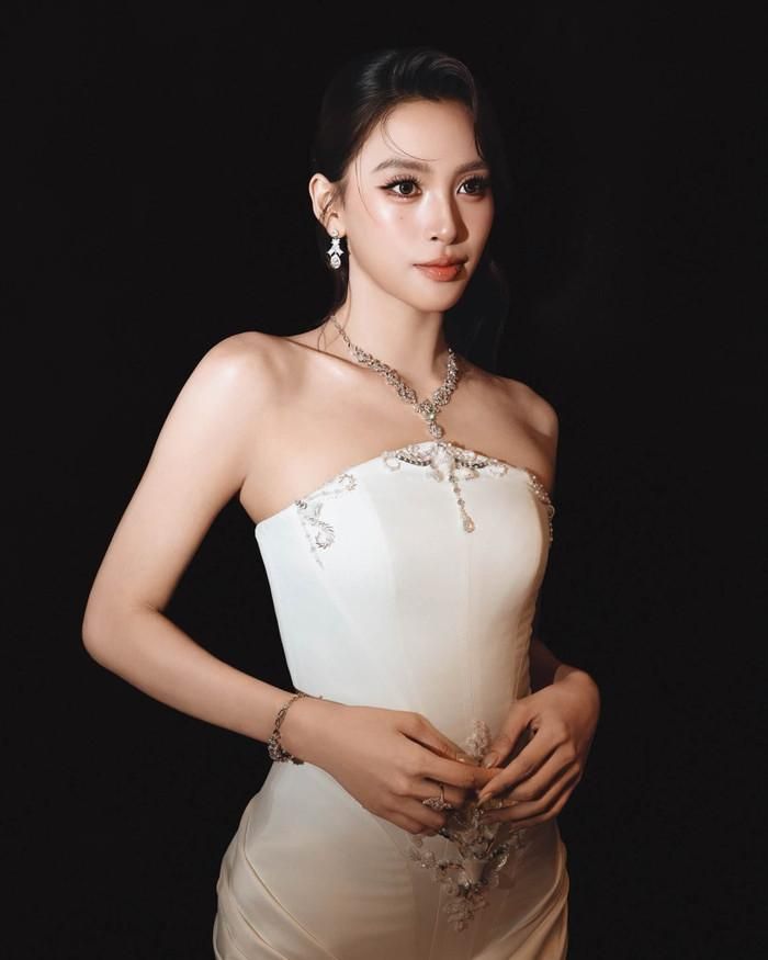 Tiểu Vy thường xuyên biến hóa hình ảnh, từ quyến rũ, sang trọng đến trẻ trung, nữ tính. Ảnh: FBNV