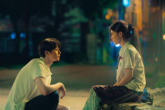 Lấy bối cảnh năm 1999, Cô Gái Thế Kỷ 20 kể câu chuyện thanh xuân của Na Bo-ra, nữ sinh 17 tuổi luôn hết lòng vì bạn bè. Khi người bạn thân sang Mỹ điều trị, Bo-ra nhận nhiệm vụ tìm hiểu về chàng trai mà bạn mình thầm thích. Thế nhưng trong quá trình ấy, cô lại vô tình rung động trước Poong Woon-ho. Những rung động đầu đời, tình bạn và những hiểu lầm khiến câu chuyện trở nên vừa ngọt ngào vừa man mác buồn. Bộ phim gợi lại cảm giác trong trẻo của tuổi trẻ, đồng thời nhắc người xem về những khoảnh khắc dù đẹp đến đâu cũng có thể trở thành ký ức.
