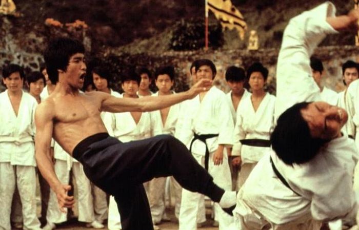 Lý Tiểu Long trong Long Tranh Hổ Đấu, bộ phim đưa tên tuổi ông đến gần hơn với khán giả quốc tế.