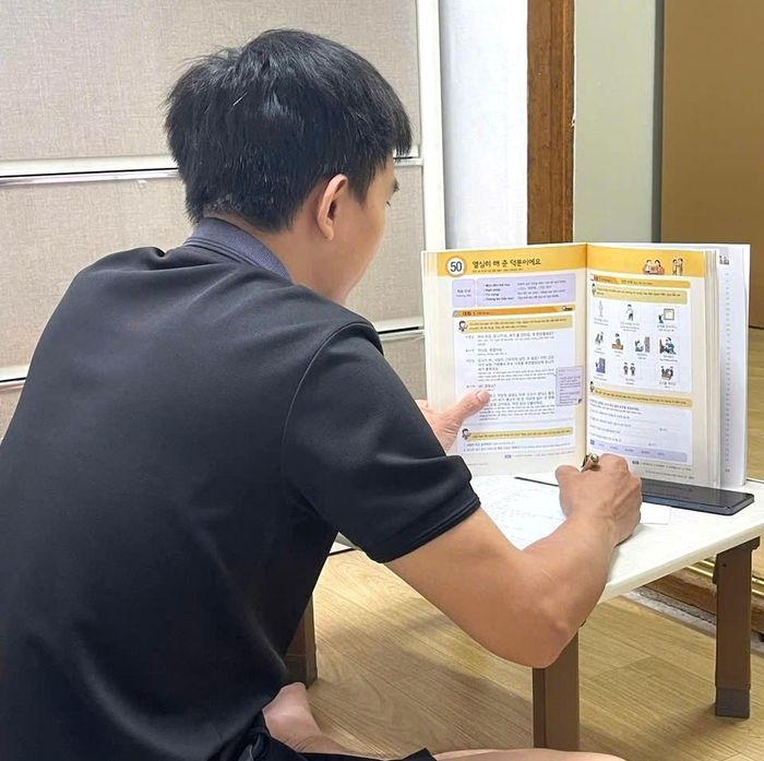 Anh Trần Đức Anh tranh thủ thời gian rảnh ôn luyện thêm vốn tiếng Hàn
