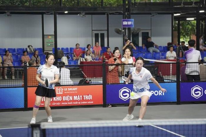 Sau tiếng hiệu lệnh khai mạc, các vận động viên bước vào tranh tài ở 3 nội dung Đôi Nam, Đôi Nữ và Đôi Nam - Nữ. Những pha bóng tốc độ, chính xác cùng các tình huống giằng co khiến không khí tại các sân đấu liên tục nóng lên.