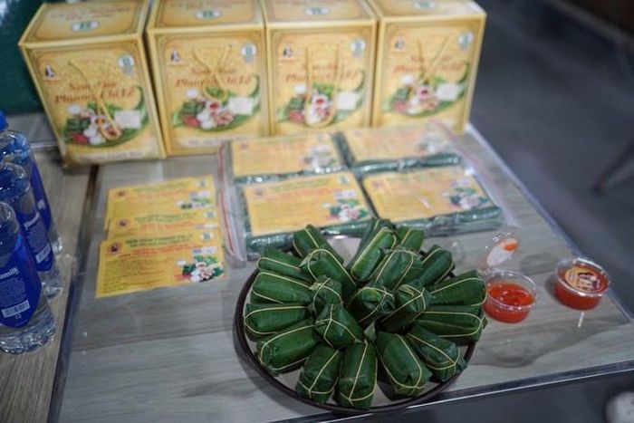 Trong những phút nghỉ, các vận động viên tranh thủ bổ sung nước, ăn đặc sản xứ Thanh, hồi phục thể lực và chuẩn bị cho những màn tranh tài tiếp theo