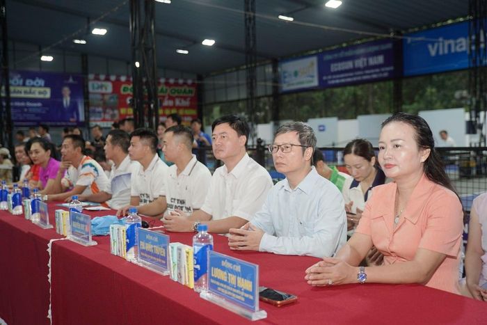 Tham dự lễ khai mạc có ông Phí Quốc Thuyên (thứ 2, từ phải sang), Tổng Biên tập Báo Phụ nữ Việt Nam, Trưởng Ban Tổ chức Giải; bà Lương Thị Hạnh (bìa phải), Tỉnh ủy viên, Phó Chủ tịch Ủy ban MTTQ Việt Nam tỉnh, Chủ tịch Hội LHPN tỉnh Thanh Hóa, đồng Trưởng Ban Tổ chức Giải; ông Nguyễn Duy Tự (thứ 3 từ phải sang), Phó Giám đốc Sở Văn hóa, Thể thao và Du lịch tỉnh Thanh Hóa; cùng đại diện các nhà tài trợ, đơn vị đồng hành, Ban Trọng tài, các trưởng đoàn, huấn luyện viên và toàn thể vận động viên.