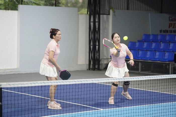 Không chỉ đòi hỏi sức bền, các trận đấu còn là cuộc đấu trí khi vận động viên liên tục thay đổi chiến thuật, lựa chọn những cú đánh hiểm hóc để tìm kiếm lợi thế. Mỗi pha bóng đều đòi hỏi sự tập trung và khả năng phối hợp ăn ý.