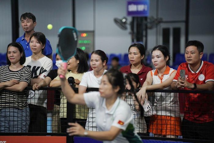 Đông đảo cổ động viên có mặt tại Cụm sân Pickleball Việt Hùng để theo dõi, cổ vũ các trận đấu.