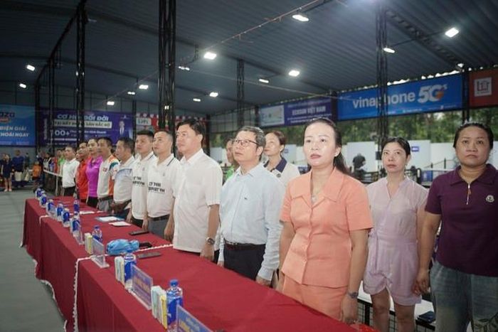 Trong không khí trang nghiêm, các đại biểu, Ban Tổ chức, trọng tài, huấn luyện viên và vận động viên cùng thực hiện nghi thức chào cờ, chính thức bước vào ngày hội thể thao.
