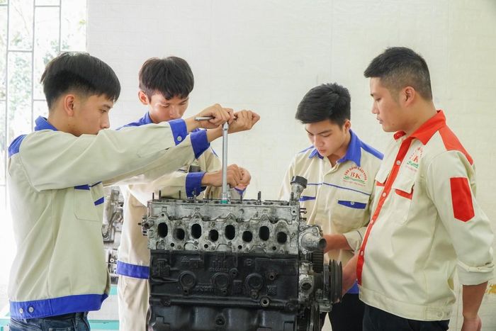 Chương trình đào tạo cao đẳng chú trọng thực hành và kỹ năng nghề.