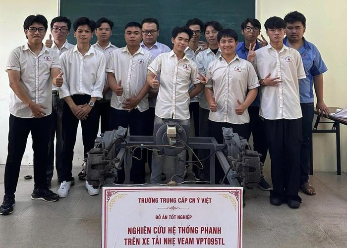 Sinh viên Trường Trung cấp Ý Việt bảo vệ đồ án tốt nghiệp.