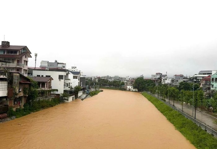 Do mưa lũ, nhiều tuyến phố ở Cao Bằng bị nước bủa vây. Ảnh: BCB