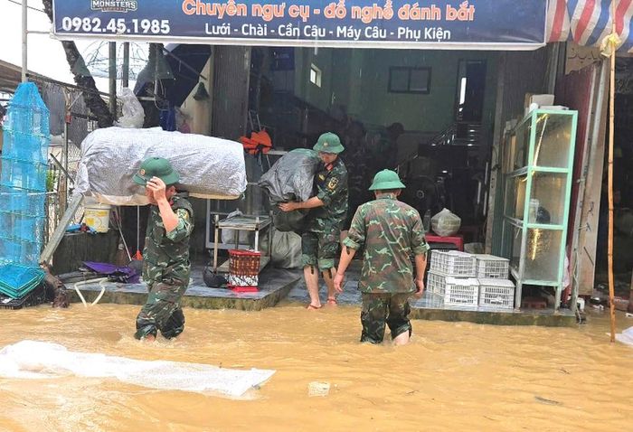 Lực lượng Quân đội Lạng Sơn và Dân quân địa phương giúp dân sơ tán tài sản đến nơi an toàn. 