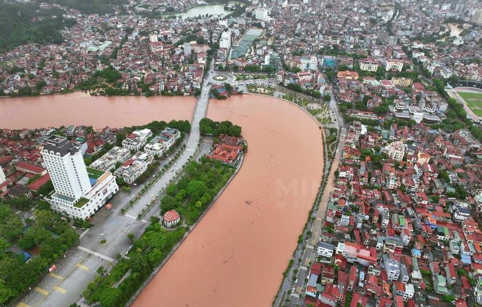 Nước trên sông Kỳ Cùng dâng rất cao làm một số xã, phường ven sông bị ngập lụt. Ảnh: Nguyễn Duy Dũng