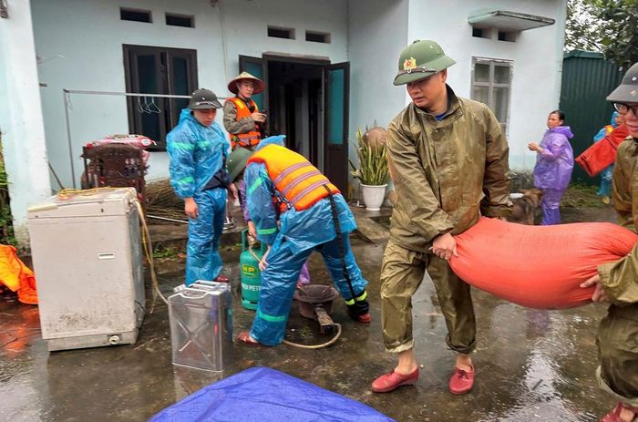 Lực lượng chức năng, trong đó có Công an tỉnh Lạng Sơn, giúp dân sơ tán tài sản đến nơi an toàn.
