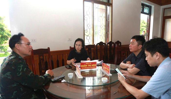 Sáng sớm 23/8, bà Đoàn Thị Hậu, Phó Bí thư Thường trực Tỉnh ủy, Chủ tịch HĐND tỉnh và ông Đinh Hữu Học, Phó Chủ tịch Thường trực UBND tỉnh Lạng Sơn, đã giao ban với thủ trưởng Bộ Chỉ huy Quân sự tỉnh, trực tiếp nắm tình hình, chỉ đạo các lực lượng phòng chống bão lũ. Ảnh: LS
