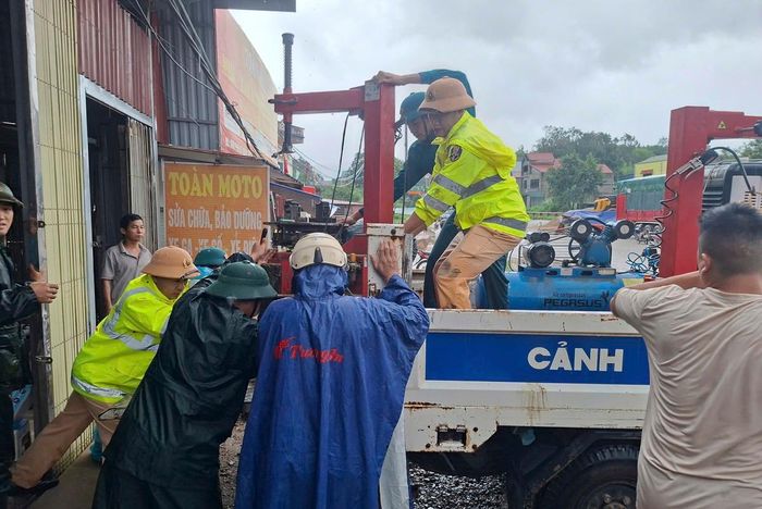 Lực lượng Cảnh sát giao thông tuyên truyền vận động và cùng các doanh nghiệp, người dân vận chuyển máy móc, thiết bị đến nơi an toàn