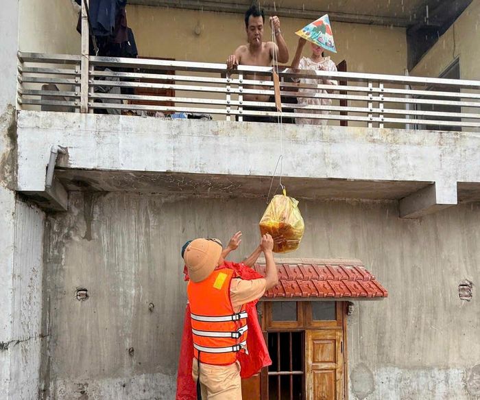 Lực lượng Cảnh sát giao thông Công an tỉnh Lạng Sơn hỗ trợ người dân nhu yếu phẩm cần thiết ở vùng bão lũ.