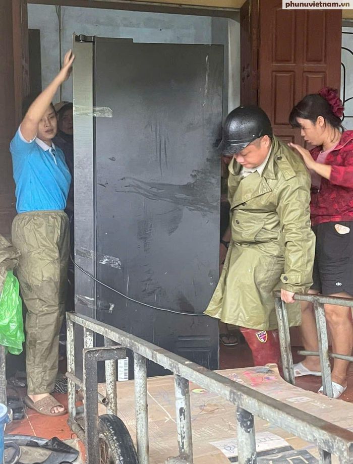 Tại xã Tràng Định, các hội viên phụ nữ cùng người dân hỗ trợ vận chuyển tài sản lên vị trí cao, di dời khỏi nơi có nguy cơ sạt lở. Những vật dụng thiết yếu được đưa đến nơi an toàn nhằm hạn chế thiệt hại khi mưa lũ tiếp tục diễn biến phức tạp.