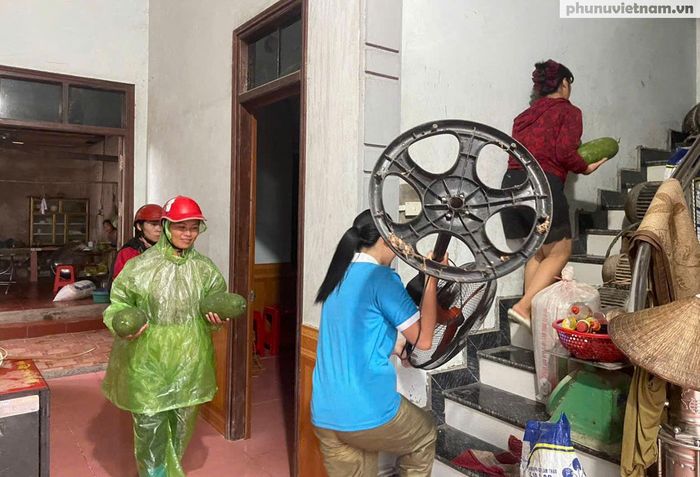 Hội LHPN tỉnh Lạng Sơn nhanh chóng chỉ đạo các cấp Hội bám sát địa bàn, nắm tình hình và hỗ trợ các gia đình bị ảnh hưởng. Các chi hội, hội viên phụ nữ tích cực tham gia di dời tài sản, dọn đất đá sạt lở và hỗ trợ người dân tại những khu vực nguy hiểm.