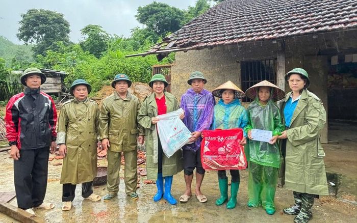 Bà Lê Ngọc Thùy (bìa phải), Phó Chủ tịch Hội LHPN tỉnh Lạng Sơn, cùng các tổ chức, đoàn thể đến thăm hỏi, trao quà và động viên gia đình anh Vi Văn Quý (SN 1993) - chị Nông Thị Quén (SN1994, cùng trú tại thôn Củ Na, xã Quan Sơn) là hộ dân bị ảnh hưởng nặng nề bởi bão số 4