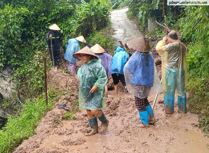 Tại xã Đồng Đăng, các chi hội, hội viên phụ nữ tích cực hỗ trợ người dân di dời tài sản khỏi nơi có nguy cơ sạt lở, đồng thời dọn đất đá sạt lở trên lòng đường. Công việc được thực hiện khẩn trương trong điều kiện mưa lũ vẫn diễn biến phức tạp.