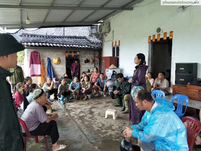 Tại các gia đình bị ảnh hưởng, đoàn công tác và hội viên phụ nữ thăm hỏi, động viên, trao những phần quà thiết yếu, góp phần giúp người dân vơi bớt khó khăn trước mắt. Sự sẻ chia kịp thời cũng là nguồn động viên để các gia đình sớm ổn định cuộc sống.