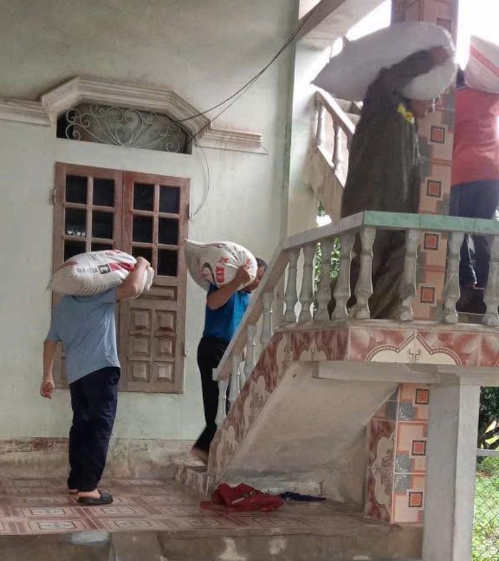 Hội LHPN xã và các lực lượng tại địa phương đã cùng người dân tập trung ứng phó, hạn chế thiệt hại do mưa lũ.