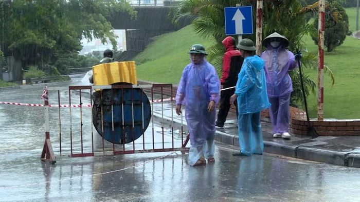 Lực lượng chức năng phân luồng giao thông để thu dọn đất sạt lở tại đường Đặng Bá Hát (phường Hồng Gai, tỉnh Quảng Ninh) chiều 23/8.