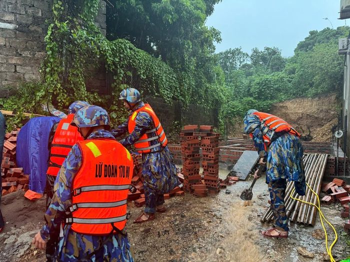 Những hộ gia đình bị ảnh hưởng bởi mưa bão đã được bộ đội Hải quân kịp thời hỗ trợ