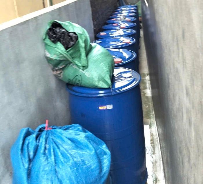 Thùng người dân dùng để làm bè khi có lũ lớn
