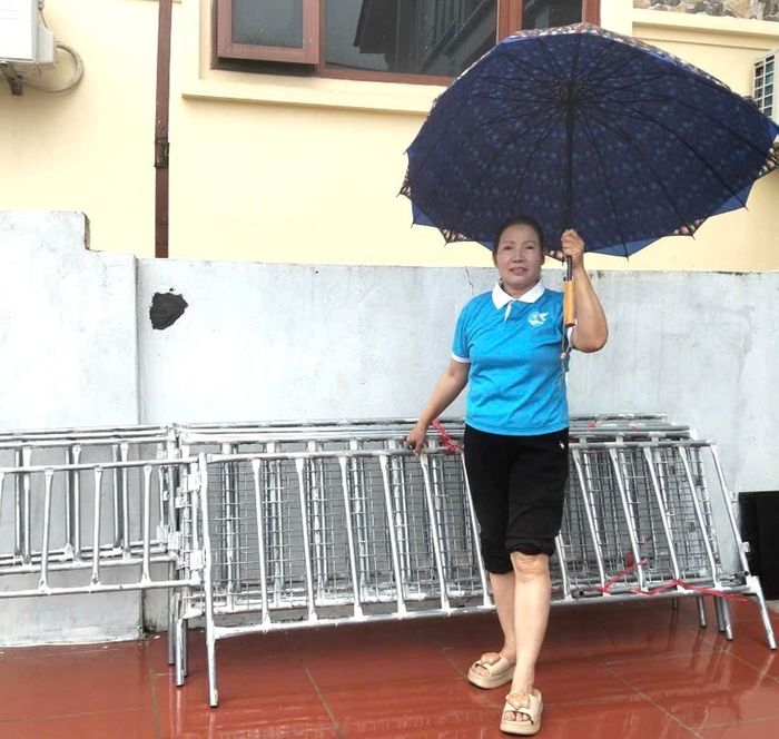 Bà Nguyễn Thị Hoa, Chi hội trưởng Chi hội Phụ nữ thôn Ninh Tào, bên giá nhiều tầng gia đình chuẩn bị cho mùa lũ