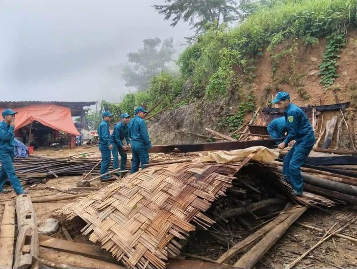 Cán bộ, chiến sĩ không quản ngại khó khăn, sẵn sàng bảo vệ tính mạng, tài sản của Nhân dân trong mùa mưa bão.