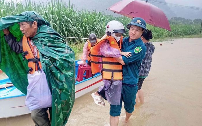 Các chiến sĩ hỗ trợ người dân di dời đến nơi an toàn
