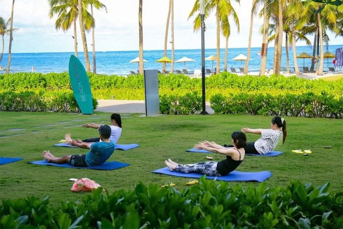 Kết hợp yoga với ẩm thực, thảo dược, nghề truyền thống và đời sống cộng đồng giúp các chương trình nghỉ dưỡng tạo dấu ấn riêng, đồng thời đưa du khách đến gần hơn với văn hóa và con người tại điểm đến