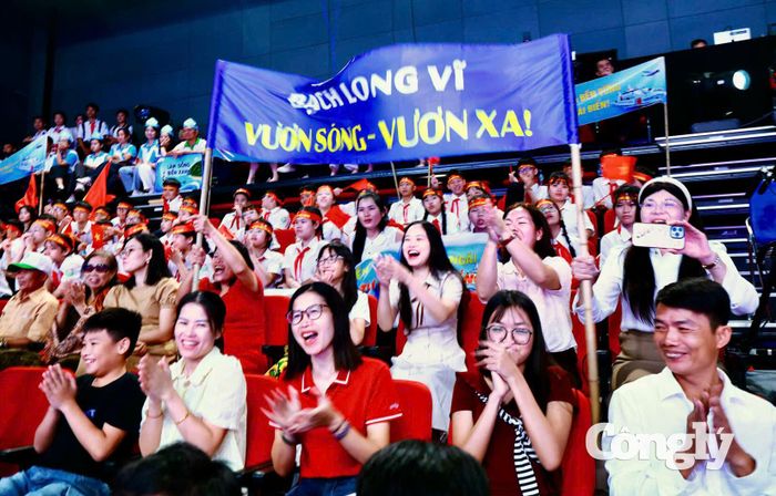 Sự cổ vũ nồng nhiệt của các cổ động viên.