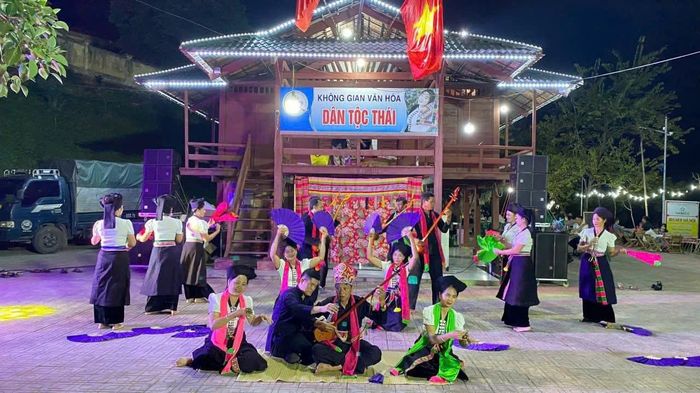 Tiết mục văn nghệ của đồng bào tại không gian văn hóa dân tộc Thái (ảnh tư liệu).