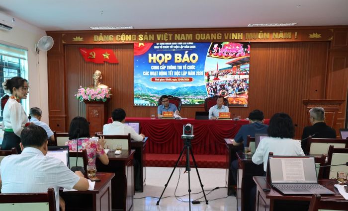 Ban tổ chức Tết Độc lập ở Than Uyên cung cấp thông tin lễ hội cho các cơ quan báo chí.