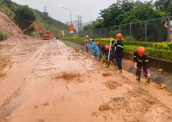 Các lực lượng khơi thông dòng chảy, dọn dẹp bùn đất.