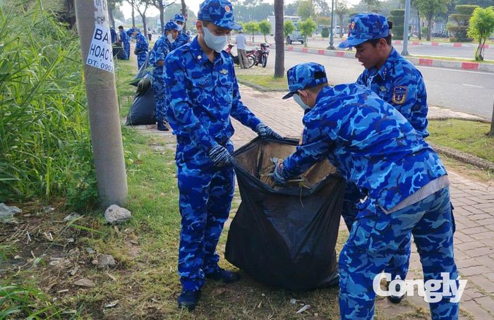 Lực lượng đã thu gom, vận chuyển hàng tấn rác thải các loại.